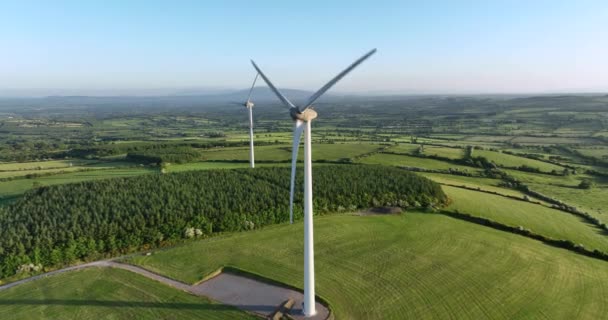 Grande Turbina Eólica Com Lâminas Contra Campos Verdes Vista Aérea — Vídeo de Stock
