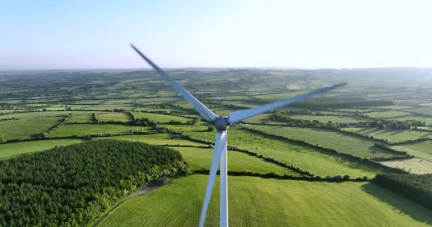 エアリアル サンセットグリーンフィールドとアイルランドの緑の谷の日没の代替エネルギーに対するブレードを持つ大型風車 アイルランド 高品質のショット — ストック動画