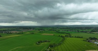 Havacılık 5k. Kırsal bölgede hava uçuşu. Fırtına bulutları. Uzakta yağmur var. Bulutlu. İrlanda 2023