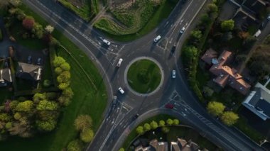 Bir İHA 'nın 4K görüntüleri. Dolambaçlı hava manzaralı ve yanından geçen arabalar. İrlanda 2023 Yüksek kalite 4K görüntü