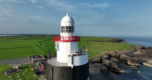 エアリアル アイルランドのウェックスフォード郡フック半島の先端に位置する灯台 世界最古の灯台は12世紀に建てられました — ストック動画