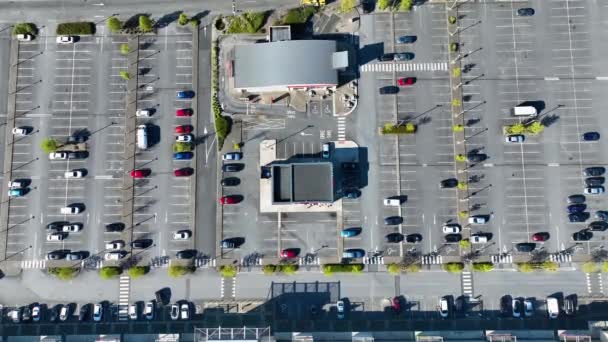 空中だ スーパーの近くに無料駐車場がある大きな駐車場 車はスーパーマーケットの外に停まっている 上からの眺め — ストック動画