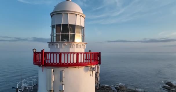 フックヘッドにある4Kフック灯台は アイルランドのウェックスフォード郡のフック半島の先端に位置しています 世界最古の灯台は12世紀に建てられました — ストック動画