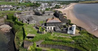 İrlanda 'daki tarihi Duncannon Kalesi' nin havadan görünüşü. Duncannon, İrlanda 'nın Wexford eyaletinin güneybatısında bulunan eşsiz bir sahil köyüdür. Yüksek kalite 4k