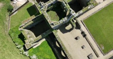 Havadan. Harap olmuş manastır. Dunbrody Abbey, İrlanda 'nın Wexford şehrinde bulunan eski bir manastır. Yüksek kalite 5k görüntü