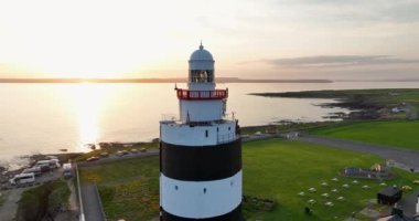 Havadan. Dairesel panorama. Wexford County, İrlanda 'daki Kanca Yarımadası' nın ucundaki Hook Head 'deki deniz fenerinde. Dünyanın en eski deniz feneri 12. yüzyılda inşa edildi.