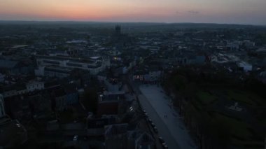 Arial. Eski şehir Kilkenny 'nin merkez caddesi. Geçit töreni, Kilkenny Ireland 2023. Alacakaranlık. Yüksek kalite 4k görüntü