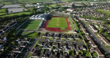 Havadan. İrlanda 'da küçük bir kasabadaki futbol sahasının üzerinde daire şeklinde bir uçuş. 5 km' lik bir görüntü.
