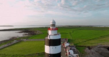 4k Hook Deniz Feneri, Wexford County, İrlanda 'daki Kanca Yarımadası' nın ucunda yer alıyor. Dünyanın en eski deniz feneri 12. yüzyılda inşa edildi.
