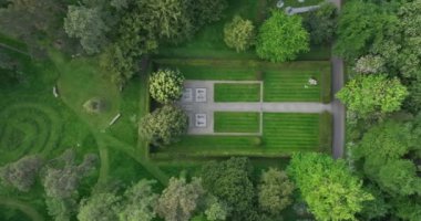 Bir hava manzarası. Kilkenny Castle Parkı. Kilkenny Castle Parkı 'nın yeşil ağaçlarının arasından dairesel bir uçuş. Kilkenny şehir merkezinde kocaman yeşil bir alan. 4k biçiminde yüksek kaliteli görüntüler