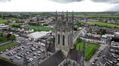Havadan. Kapatın. Eski bir şehir olan Kilkenny İrlanda 'daki Aziz Mary Katolik Katedrali' nin etrafında dairesel bir üstgeçit.
