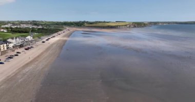 Güneydoğu İrlanda 'daki Duncannon köyünün sahil manzarası, Co. Wexford. Plaja park etmiş hafif arabalar. 5k biçiminde yüksek kaliteli görüntüler