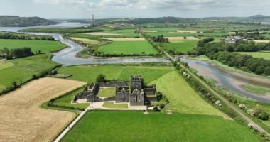 Havadan. Harap olmuş manastır. Dunbrody Abbey, İrlanda 'nın Wexford şehrinde bulunan eski bir manastır. Yüksek kalite 4k 