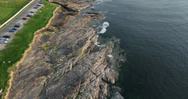 İrlanda 'nın güzel kayalık kıyı şeridi. Okyanusa bakan otopark. Kelt Denizi 'nin suları. Cape Hook Yarımadası 'nda güzel noktalar.