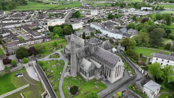 聖カニス大聖堂とラウンドタワーの空中4Kビュー キルケニー大聖堂 キルケニー Kilkenny アイルランド南東部に位置する都市 ノア川の両岸に建てられている — ストック動画