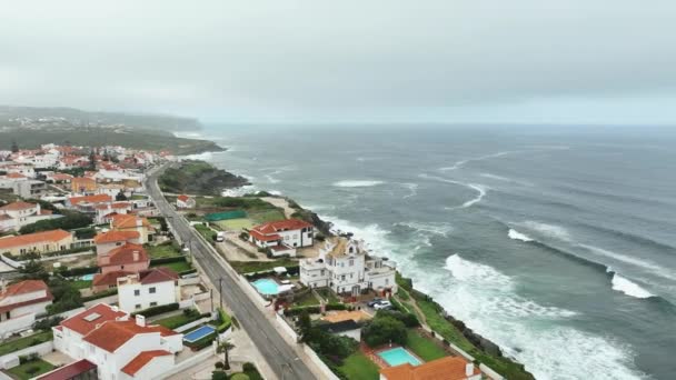 アゼンハス マルの空中風景 大西洋に面した野生のポルトガルの海岸線に沿って小さな町 コラレス ポルトガル — ストック動画