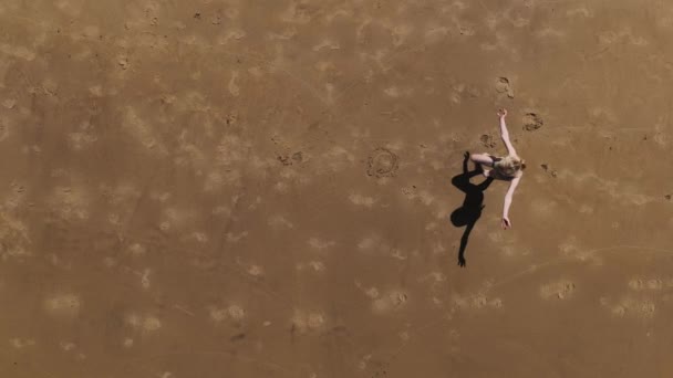 Aérea Fotografía Cámara Lenta Little Girl Haciendo Cartwheel Frente Mar — Vídeos de Stock