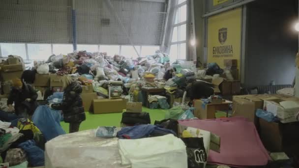 ウクライナのための人道援助のための倉庫 食べ物 2番目の手 寄付されたものと棚 人道支援倉庫でボランティア活動 高品質4K映像 — ストック動画