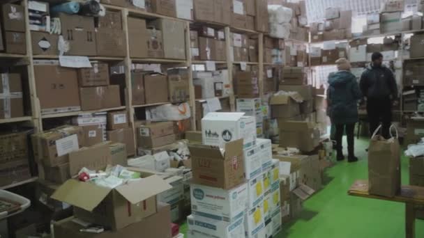 ウクライナの人道支援のための倉庫 食べ物 薬など 人道援助倉庫でボランティア活動 高品質 2023 Chernivtsi ウクライナ — ストック動画