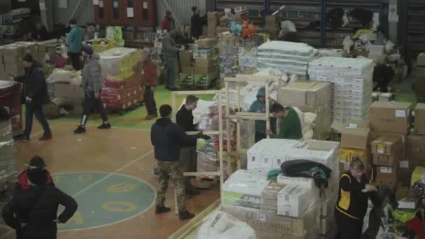 Nsani Yardım Deposunda Gönüllü Çalışıyor Kutular Dolusu Insani Yardım Ukrayna — Stok video