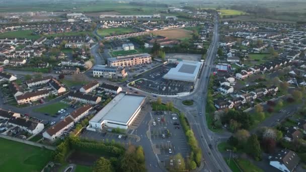 Аріал Гарне Одноповерхове Місто Ірландії Два Супермаркети Розкинулися Близько Дороги — стокове відео