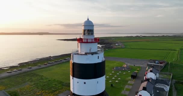 エアリアル サーキュラーパノラマ アイルランドのウェックスフォード郡フック半島の先端に位置する灯台 世界最古の灯台は12世紀に建てられました — ストック動画