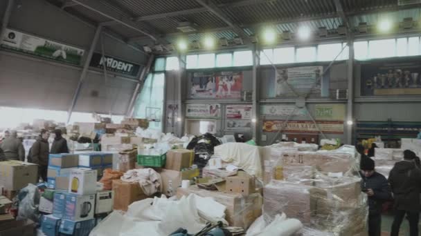 Humanitárius Segélyraktár Ukrajnának Ruhák Ételek Gyógyszerek Önkéntes Munka Humanitárius Segélyraktárban — Stock videók