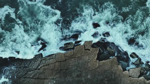 Die Mächtigen Wellen Des Atlantiks Krachen Gegen Die Klippen Blick — Stockvideo
