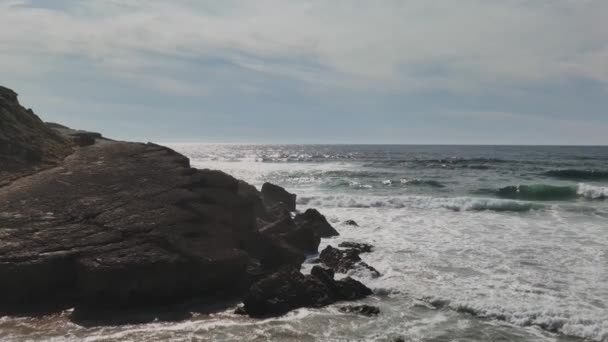 Havadan Atlantik Okyanusu Doğru Güzel Uçurumların Üzerinden Beyaz Okyanus Dalgaları — Stok video