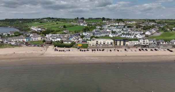 아일랜드 남동부에있는 Duncannon 마을의 해안의 Wexford 해변에 형식의 고품질 — 비디오