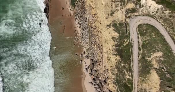 Повітряний Вид Атлантичного Узбережжя Білими Хвилями Розбивається Скелі Вздовж Берега — стокове відео