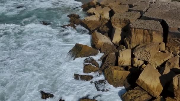 Εναέρια Πετάξτε Πάνω Από Όμορφα Βράχια Προς Τον Ατλαντικό Ωκεανό — Αρχείο Βίντεο