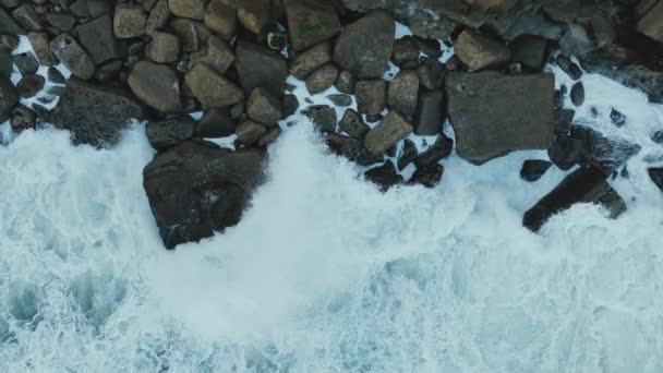 Mocné Bílé Vlny Atlantského Oceánu Narážejí Útesů Pohled Ze120 Metrů — Stock video