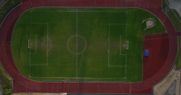 Antenn Stadion Med Grön Fotbollsplan Och Röd Löparbana Idrottsanläggning Bilder — Stockvideo