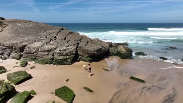 Powietrza Okrągła Panorama Matka Dziecko Spędzają Czas Plaży Pobliżu Ogromnych — Wideo stockowe