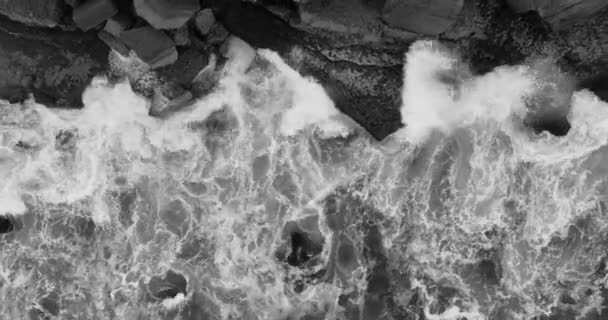 大西洋からの荒波の空中ビュー 白い波がコラーレス ポルトガル黒と白の5Kに沿ってビーチに侵入 — ストック動画