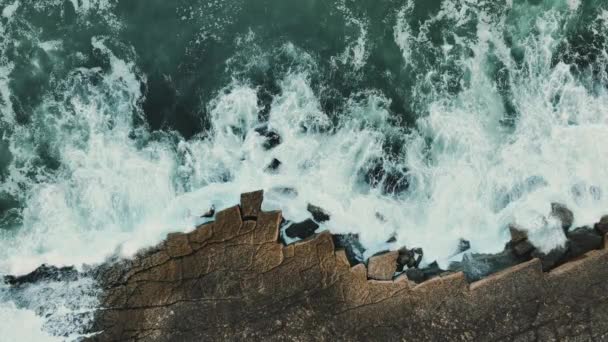Вид Воздуха Бурное Море Атлантического Океана Белыми Волнами Разбивающимися Пляже — стоковое видео