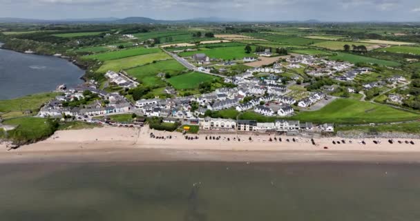 アイルランド南東部のダンカノン村の海岸の景色 ワックスフォード ビーチに駐車した軽自動車 5Kフォーマットの高品質の映像 — ストック動画