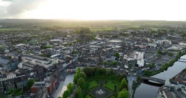 アイルランドの南東部に位置する中世の町キルケニーの空中風景 ノーレ川のほとりにある素晴らしい町 町はキルケニー城とその公園や庭園で有名です — ストック動画