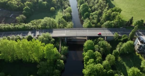 ノア川とアイルランドの絵のような木々やフィールドの空中ビュー 軽自動車はノーレ川にかかる風光明媚な橋の上を走行します アイルランド キルケニー2023年 高品質のショット5K — ストック動画