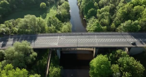 Повітряний Вид Річку Нор Мальовничі Дерева Полями Ірландії Три Автомобілі — стокове відео