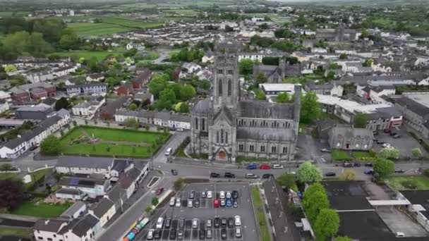 アリアル キルケニー アイルランドの古代都市にある聖マリス ローマ カトリック大聖堂の周りの円形のフライオーバー5K — ストック動画