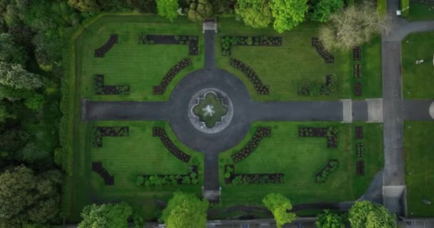 一个航空勘测 基尔肯尼城堡附近一个令人惊叹的花园 爱尔兰 这个花园俯瞰着诺尔河 包括美丽的花坛 成熟的树木 灌木和中央的喷泉 — 图库视频影像