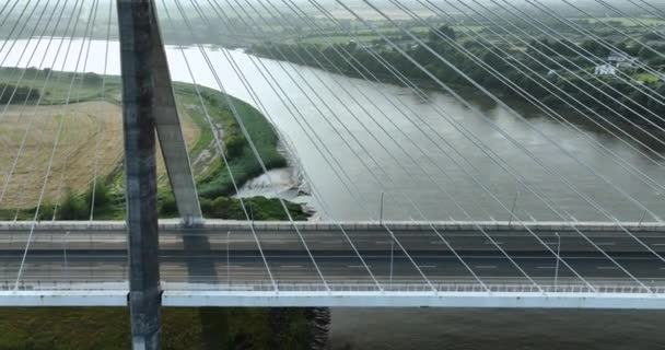 エアリアル カメラはトーマス フランシス メーガー橋から離れています アイルランドのティペラリー郡 アイルランドの橋 車が道路を走っている フォッグだ ウォーターフォード アイルランド — ストック動画