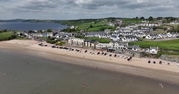 Widok Wybrzeża Miejscowości Duncannon Południowo Wschodniej Irlandii Wexford Lekkie Samochody — Wideo stockowe