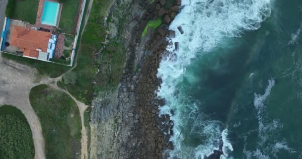 Vedere Aeriană Coastei Frumoase Stâncă Înaltă Răsărit Vedere Valurile Oceanului — Videoclip de stoc