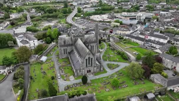 聖カニス大聖堂とラウンドタワーの上空からの眺め キルケニー大聖堂 キルケニー Kilkenny アイルランド南東部に位置する都市 ノア川の両岸に建てられている — ストック動画
