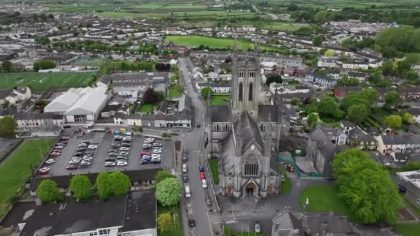 アリアル キルケニー アイルランドの古代都市にある聖マリス ローマ カトリック大聖堂の周りの円形のフライオーバー5K — ストック動画
