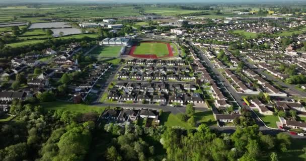 サッカー場に向かって美しい町を飛んでいるカメラアイルランドの美しい町5Kの映像 — ストック動画