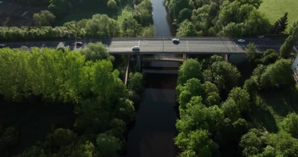 Повітряний Вид Річку Нор Мальовничі Дерева Полями Ірландії Три Автомобілі — стокове відео